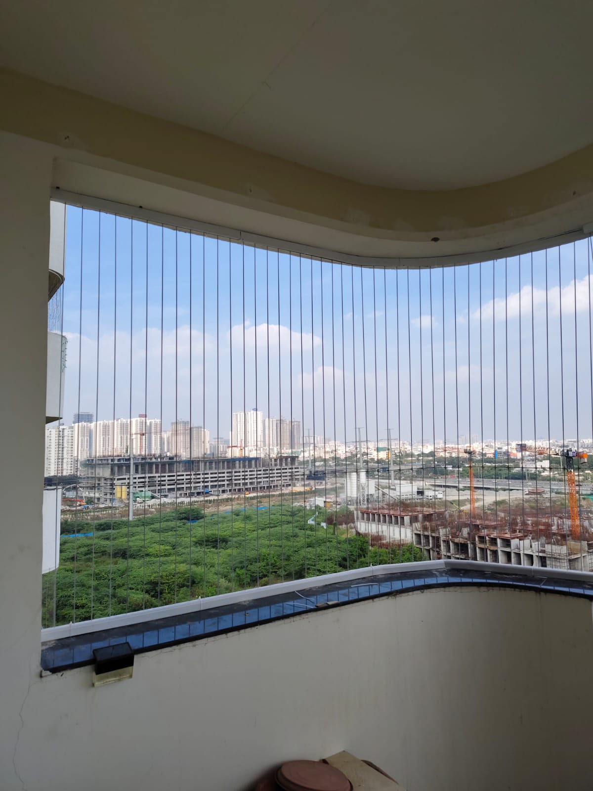 Invisible grille following a curved apartment balcony opening