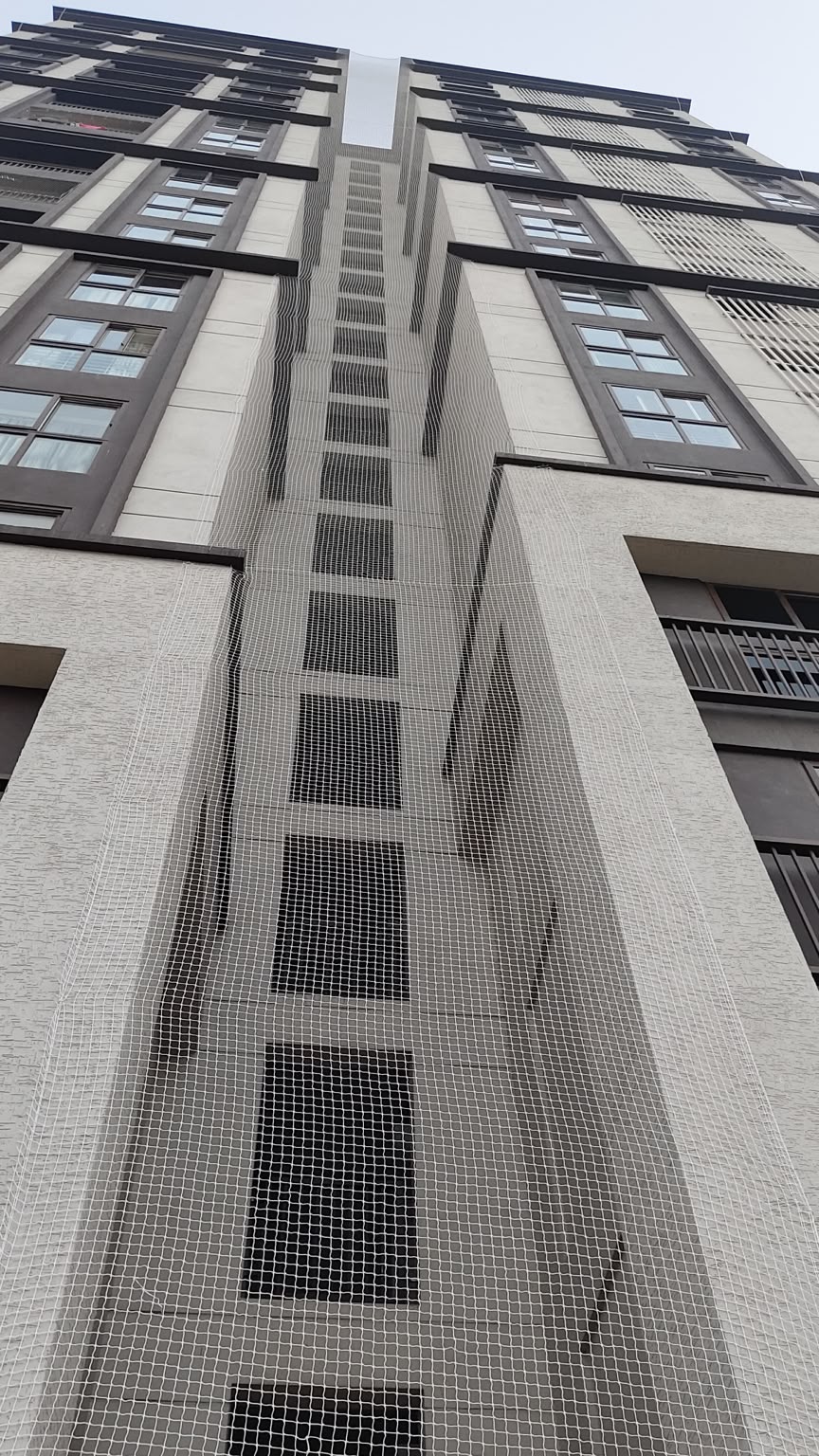 Safety net covering the duct area of a high-rise apartment